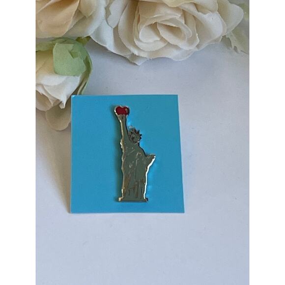 Vintage Statue Of Liberty Holding Heart Pin Brooch - Picture 1 of 3